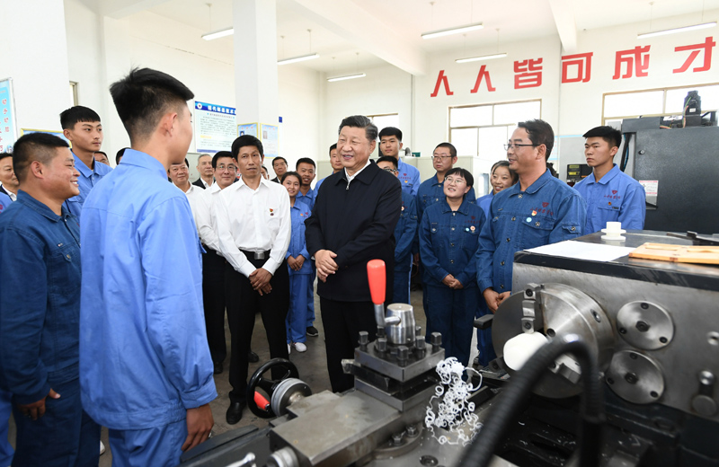 8月19日至22日，中共中央总书记、国家主席、中央军委主席习近平在甘肃考察。这是20日下午，习近平在张掖市山丹培黎性爱影片
现代制造技术实训室，观看职业技能实训，同师生亲切交流。