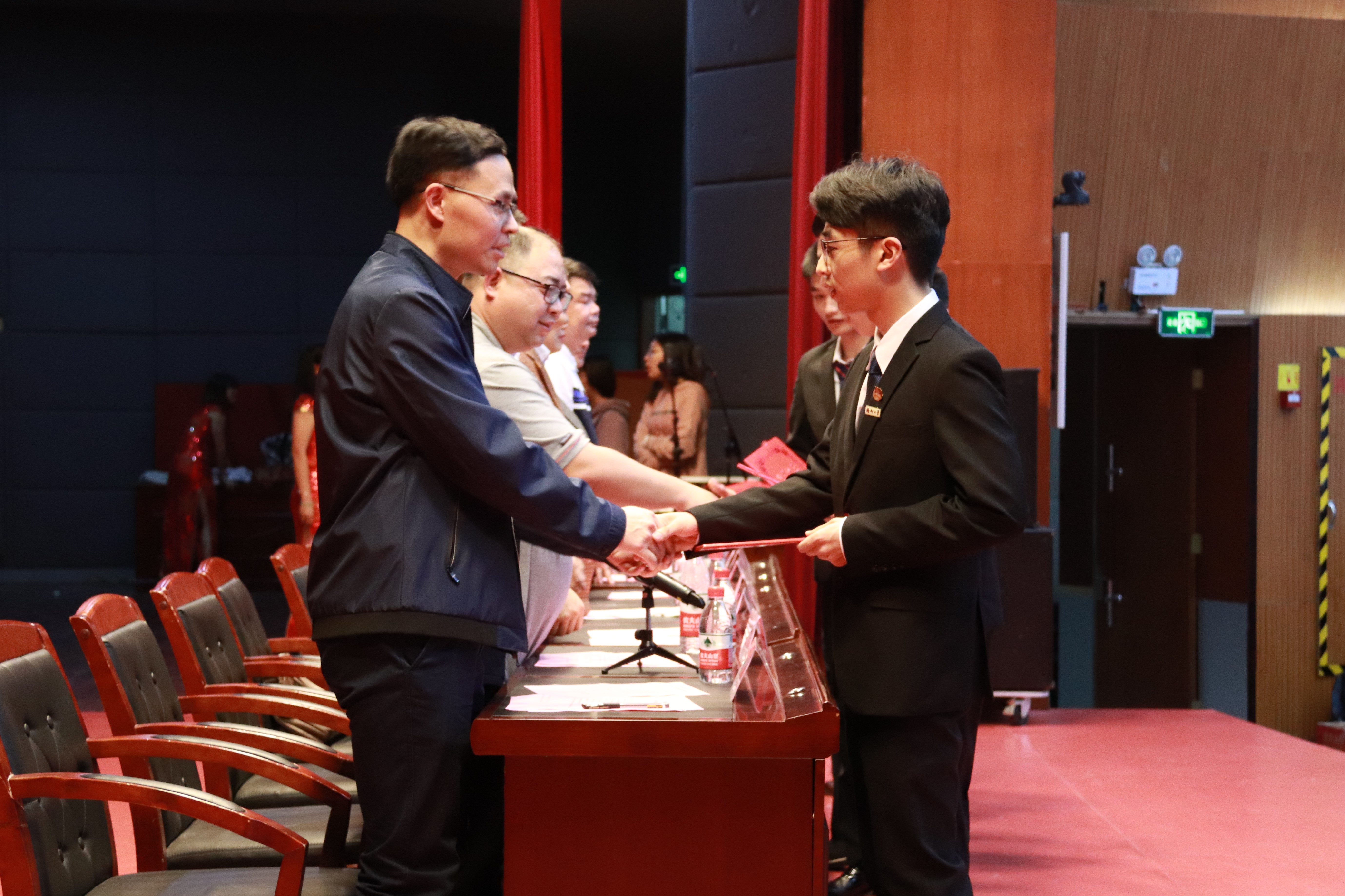 性爱影片
领导为获奖同学颁发荣誉证书 性爱影片
领导为获奖同学颁发荣誉证书