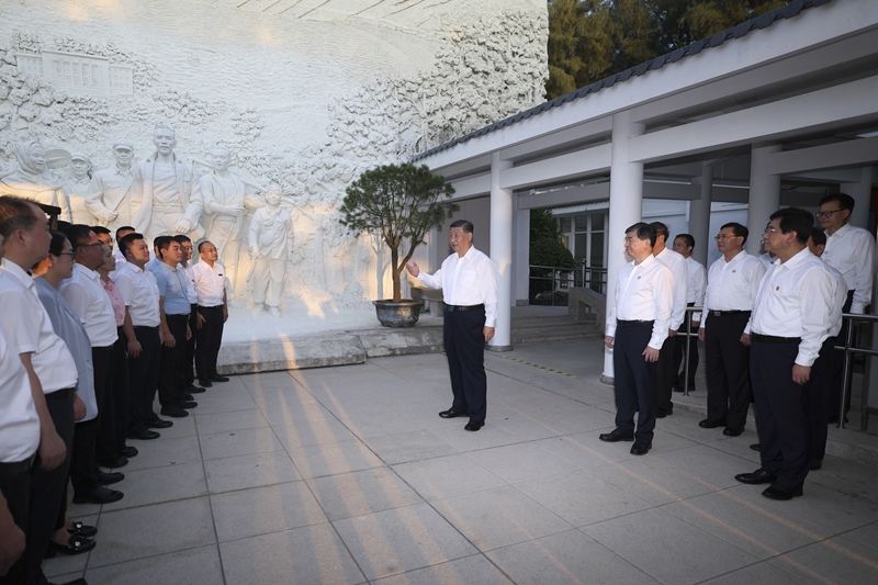10月15日至16日,中共中央总书记、国家主席、中央军委主席习近平在福建考察。这是15日下午,习近平在漳州市东山县谷文昌纪念馆考察时,同谷文昌干部性爱影片
教师、学员代表亲切交流。
