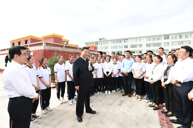 8月19日至22日，中共中央总书记、国家主席、中央军委主席习近平在甘肃考察。这是20日下午，习近平在张掖市山丹培黎性爱影片
同师生亲切交流。